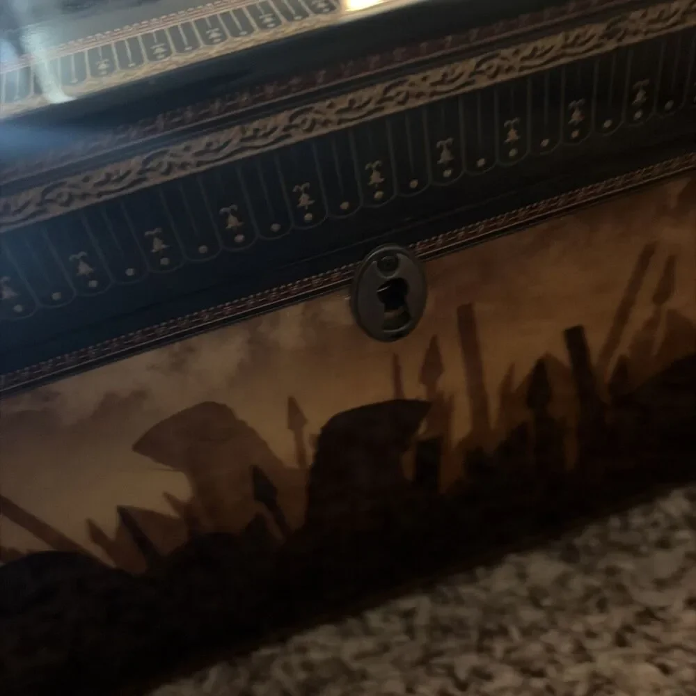 Man O War Large Humidor Spartan Battle Scene Laqured Wood Finish 100 Capacity